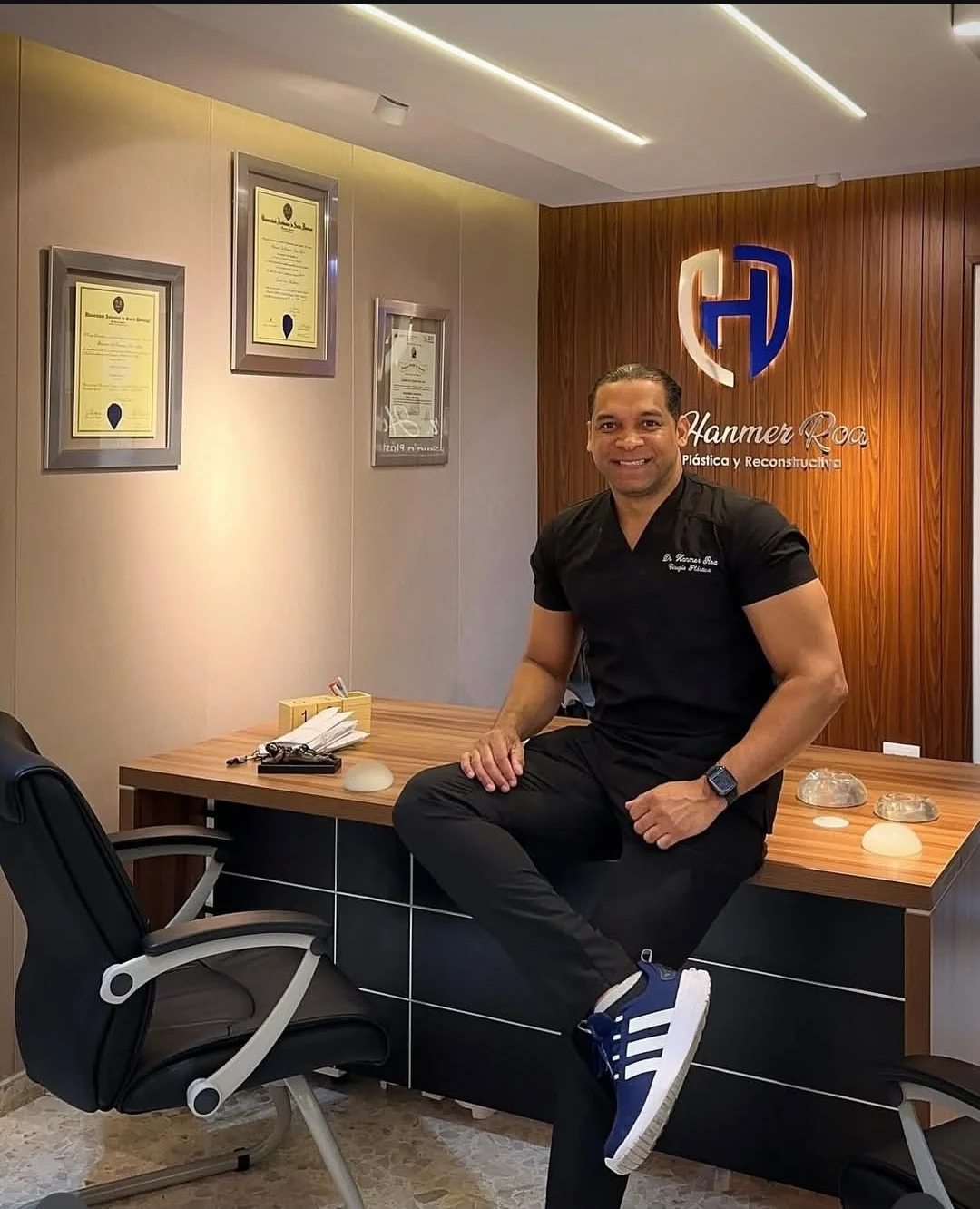 Dr. Hanmer Roa en su consultorio de Ensanche Naco